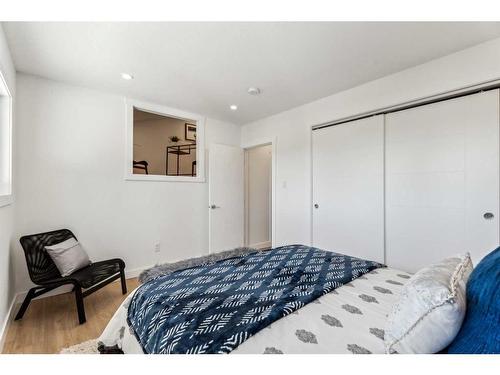 78 Gloucester Crescent Sw, Calgary, AB - Indoor Photo Showing Bedroom