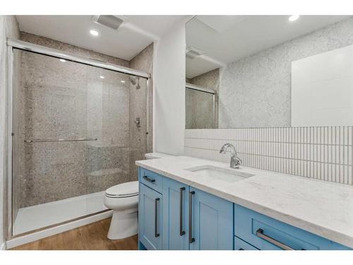78 Gloucester Crescent Sw, Calgary, AB - Indoor Photo Showing Bathroom