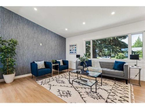 78 Gloucester Crescent Sw, Calgary, AB - Indoor Photo Showing Living Room