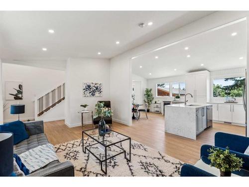 78 Gloucester Crescent Sw, Calgary, AB - Indoor Photo Showing Living Room