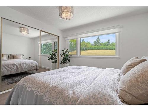 1123 14 Street Nw, Calgary, AB - Indoor Photo Showing Bedroom