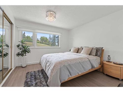 1123 14 Street Nw, Calgary, AB - Indoor Photo Showing Bedroom