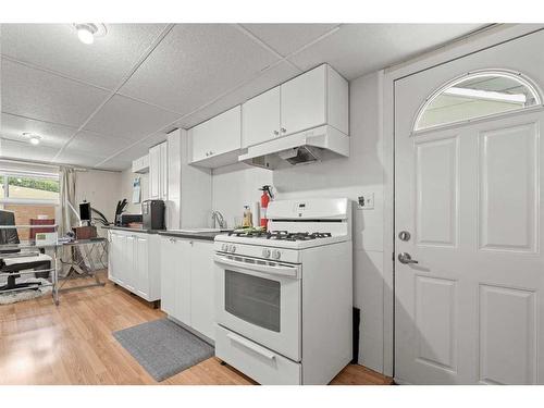 1123 14 Street Nw, Calgary, AB - Indoor Photo Showing Kitchen