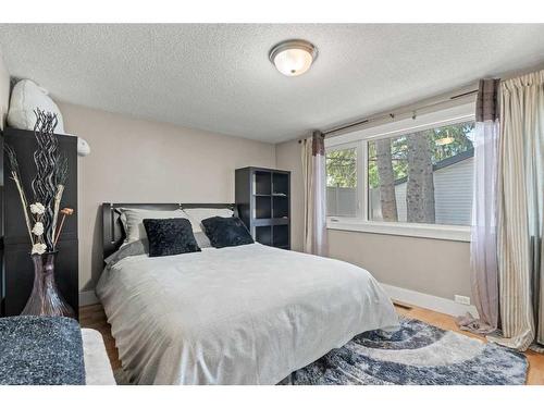 1123 14 Street Nw, Calgary, AB - Indoor Photo Showing Bedroom
