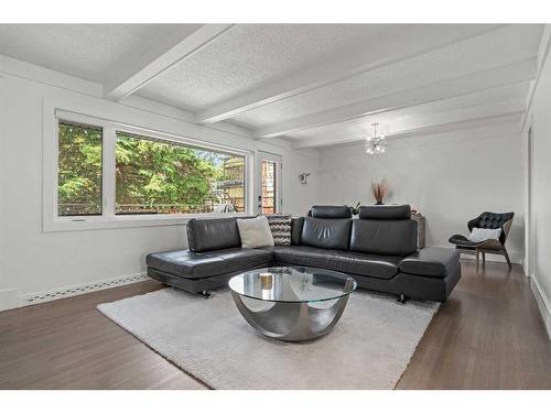 1123 14 Street Nw, Calgary, AB - Indoor Photo Showing Living Room