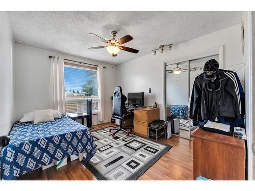 3303 42 Street Ne, Calgary, AB - Indoor Photo Showing Bedroom