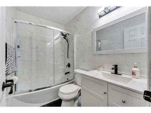 3303 42 Street Ne, Calgary, AB - Indoor Photo Showing Bathroom