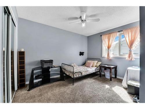 3303 42 Street Ne, Calgary, AB - Indoor Photo Showing Bedroom