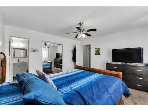 3303 42 Street Ne, Calgary, AB - Indoor Photo Showing Bedroom