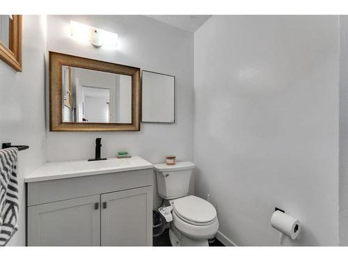 3303 42 Street Ne, Calgary, AB - Indoor Photo Showing Bathroom