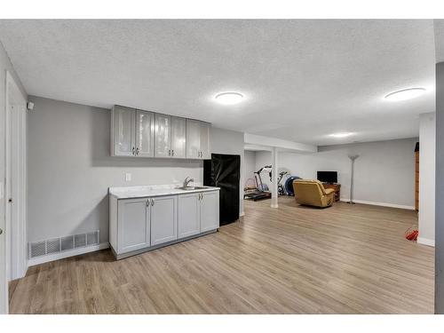 3303 42 Street Ne, Calgary, AB - Indoor Photo Showing Kitchen