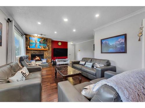 3303 42 Street Ne, Calgary, AB - Indoor Photo Showing Living Room