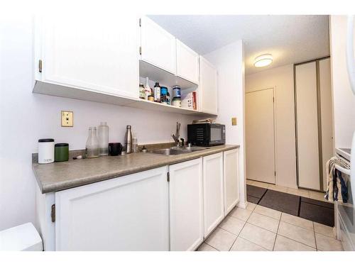 410-816 89 Avenue Sw, Calgary, AB - Indoor Photo Showing Kitchen With Double Sink