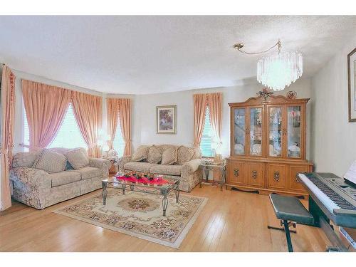 120 Citadel Close Nw, Calgary, AB - Indoor Photo Showing Living Room