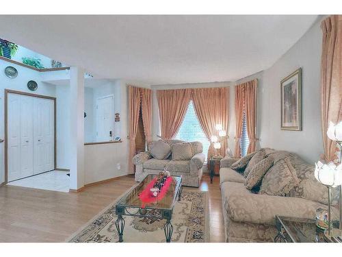 120 Citadel Close Nw, Calgary, AB - Indoor Photo Showing Living Room