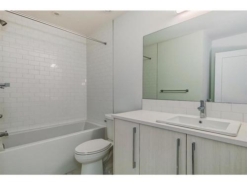 554 Rangeview Street Se, Calgary, AB - Indoor Photo Showing Bathroom