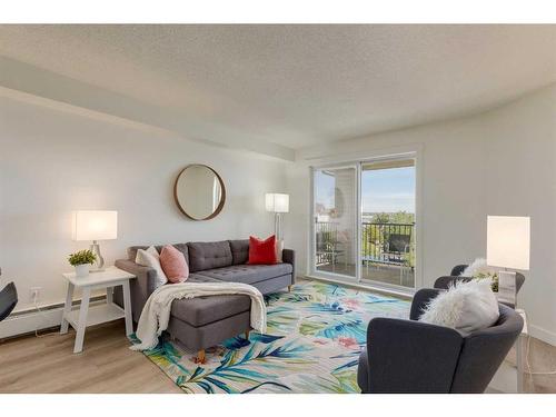 2411-12 Cimarron Common, Okotoks, AB - Indoor Photo Showing Living Room