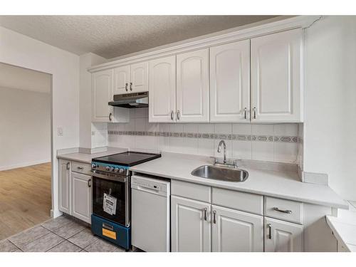 107-3316 Rideau Place Sw, Calgary, AB - Indoor Photo Showing Kitchen