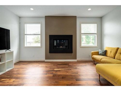 75 Evansview Point Nw, Calgary, AB - Indoor Photo Showing Living Room