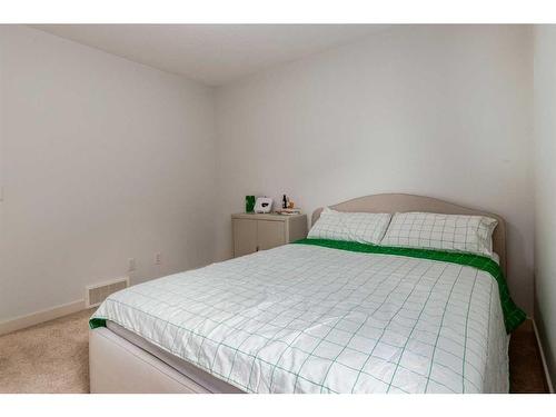 75 Evansview Point Nw, Calgary, AB - Indoor Photo Showing Bedroom