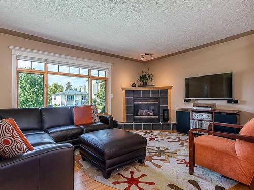 2632 31 Street Sw, Calgary, AB - Indoor Photo Showing Living Room With Fireplace