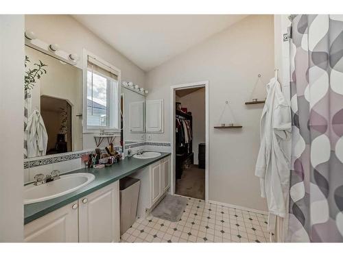 56 Somercrest Grove Sw, Calgary, AB - Indoor Photo Showing Bathroom