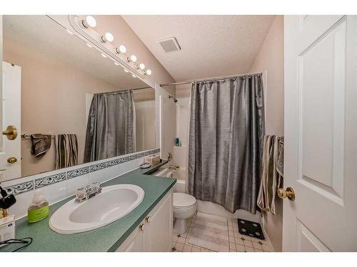 56 Somercrest Grove Sw, Calgary, AB - Indoor Photo Showing Bathroom