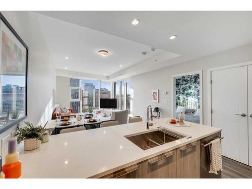 2901-530 3 Street Se, Calgary, AB - Indoor Photo Showing Kitchen