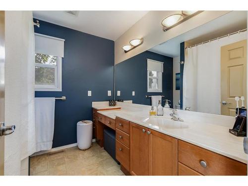 38 Crystal Shores Heights, Okotoks, AB - Indoor Photo Showing Bathroom