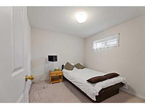 95 Millbank Hill Sw, Calgary, AB - Indoor Photo Showing Bedroom