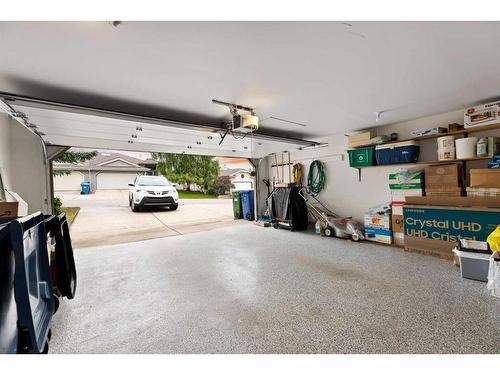 95 Millbank Hill Sw, Calgary, AB - Indoor Photo Showing Garage