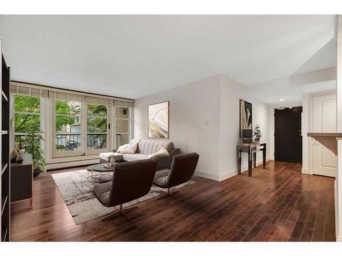 204-733 14 Avenue Sw, Calgary, AB - Indoor Photo Showing Living Room