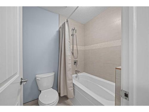 2031 5 Avenue Nw, Calgary, AB - Indoor Photo Showing Bathroom