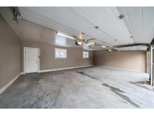 2031 5 Avenue Nw, Calgary, AB - Indoor Photo Showing Garage