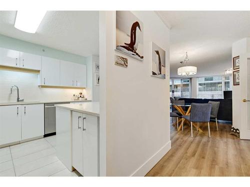 210-804 3 Avenue Sw, Calgary, AB - Indoor Photo Showing Kitchen