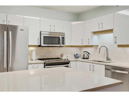 210-804 3 Avenue Sw, Calgary, AB - Indoor Photo Showing Kitchen With Double Sink With Upgraded Kitchen