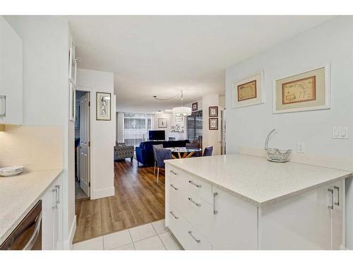 210-804 3 Avenue Sw, Calgary, AB - Indoor Photo Showing Kitchen