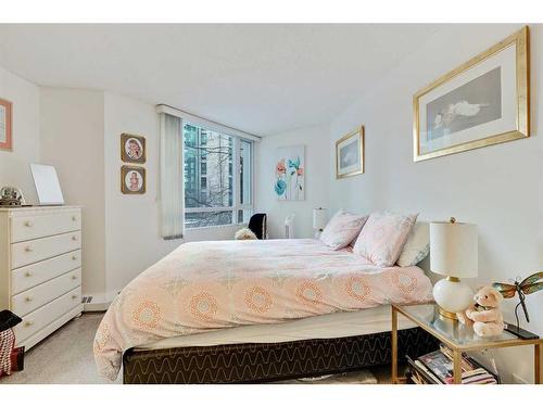 210-804 3 Avenue Sw, Calgary, AB - Indoor Photo Showing Bedroom