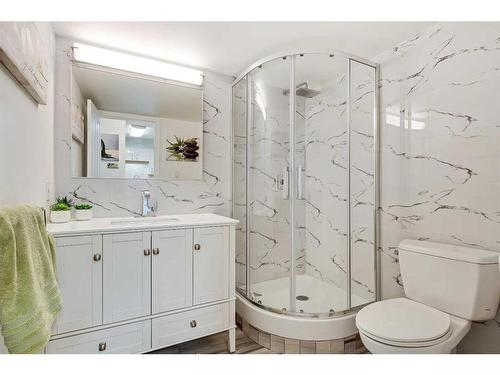 210-804 3 Avenue Sw, Calgary, AB - Indoor Photo Showing Bathroom