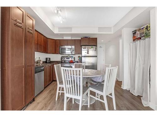 405-3830 Brentwood Road Nw, Calgary, AB - Indoor Photo Showing Kitchen