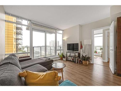 405-3830 Brentwood Road Nw, Calgary, AB - Indoor Photo Showing Living Room