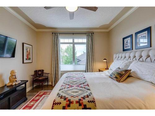 18 Discovery Woods Villas Sw, Calgary, AB - Indoor Photo Showing Bedroom