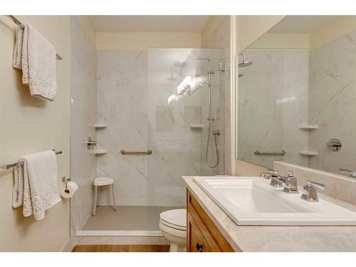 18 Discovery Woods Villas Sw, Calgary, AB - Indoor Photo Showing Bathroom