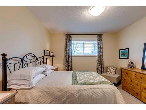 18 Discovery Woods Villas Sw, Calgary, AB - Indoor Photo Showing Bedroom