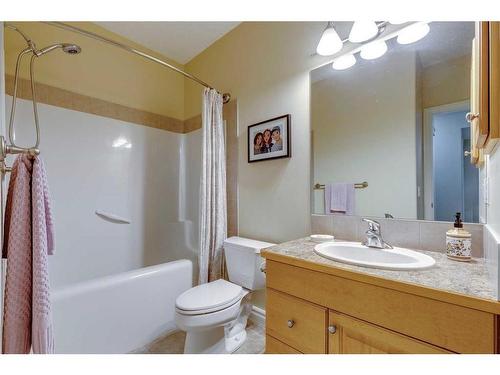 18 Discovery Woods Villas Sw, Calgary, AB - Indoor Photo Showing Bathroom