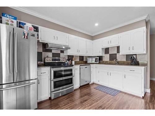 135-330 Canterbury Drive Sw, Calgary, AB - Indoor Photo Showing Kitchen With Stainless Steel Kitchen