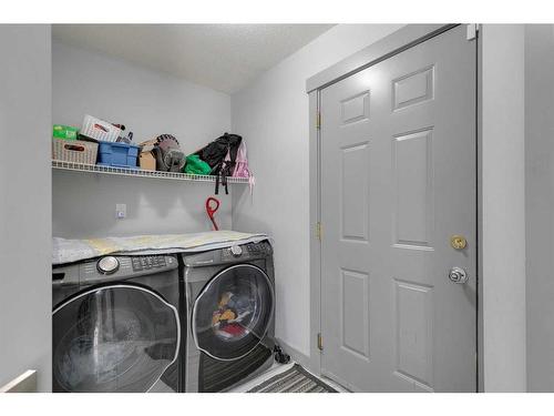 27 Edgeridge Green Nw, Calgary, AB - Indoor Photo Showing Laundry Room