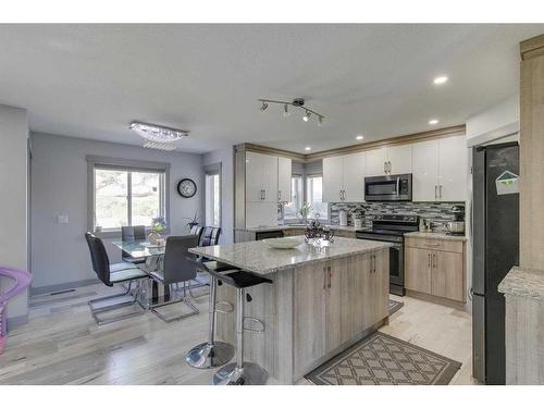 27 Edgeridge Green Nw, Calgary, AB - Indoor Photo Showing Kitchen With Upgraded Kitchen
