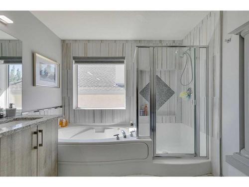 27 Edgeridge Green Nw, Calgary, AB - Indoor Photo Showing Bathroom