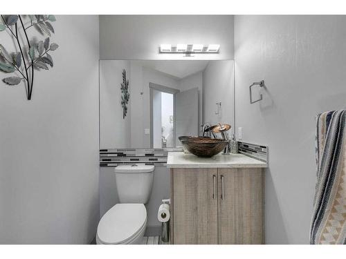 27 Edgeridge Green Nw, Calgary, AB - Indoor Photo Showing Bathroom